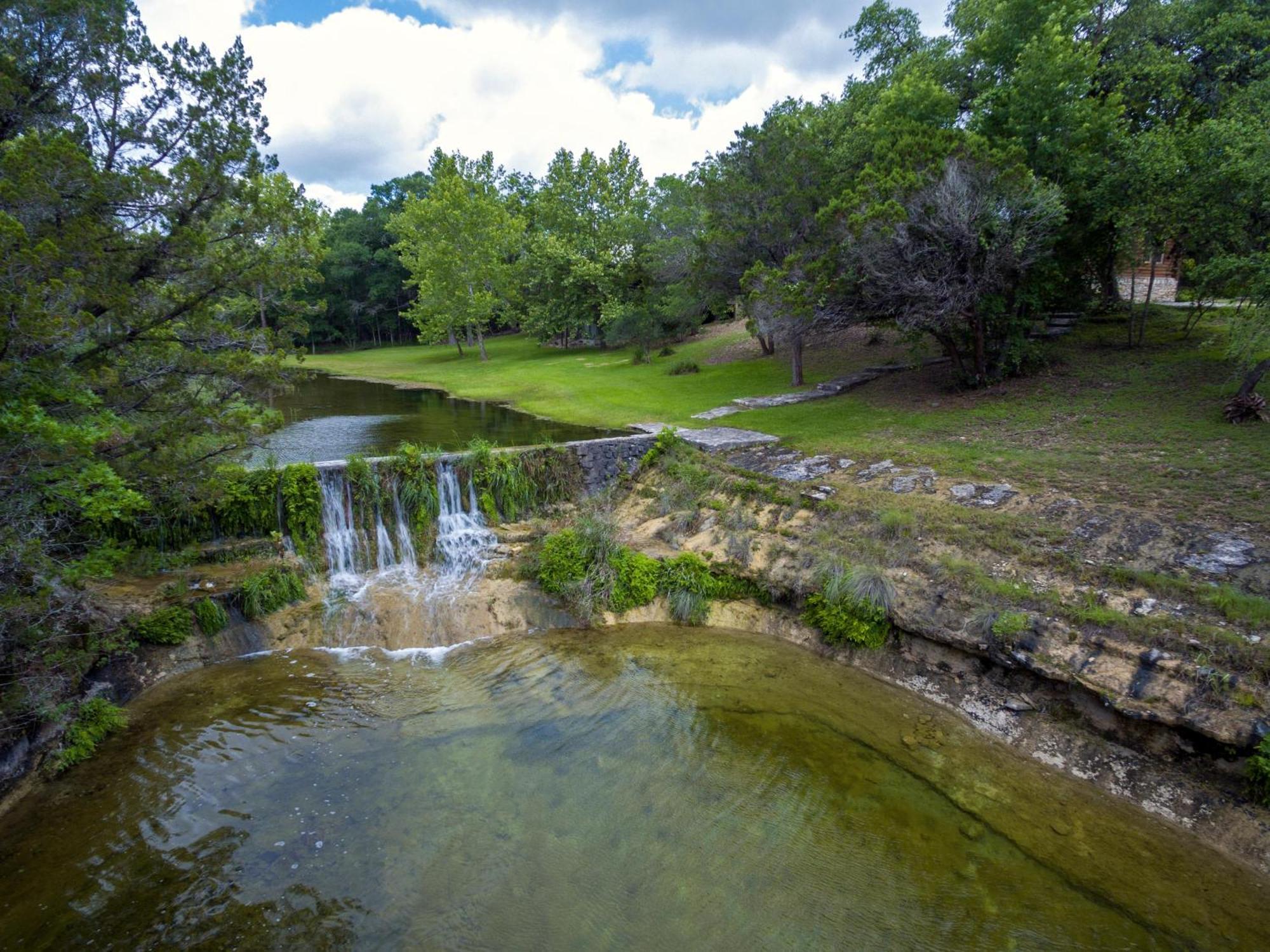 Falls Log Home Wimberley Bagian luar foto
