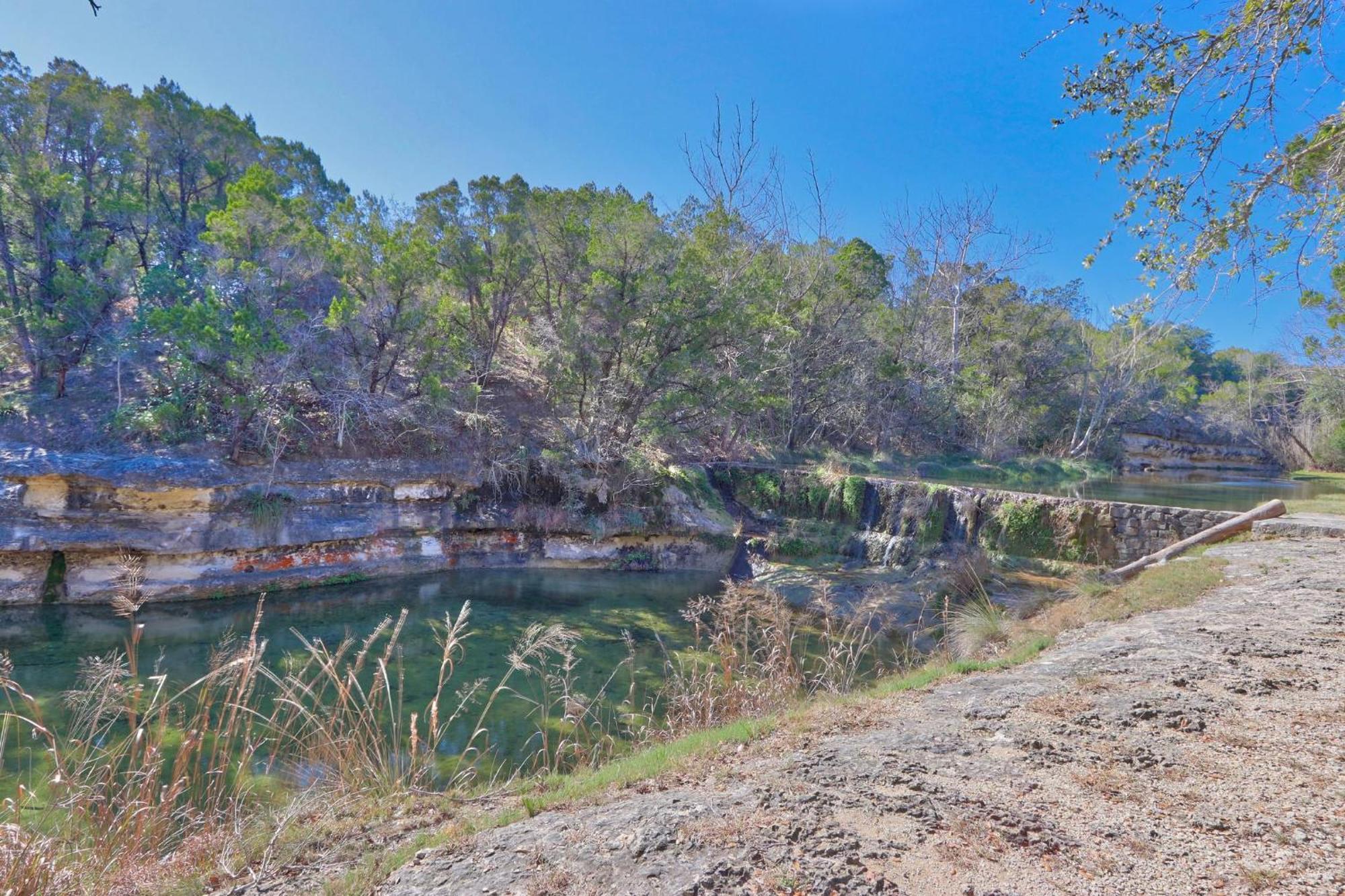 Falls Log Home Wimberley Bagian luar foto